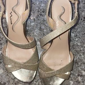 Size 6m gold lamé sandals